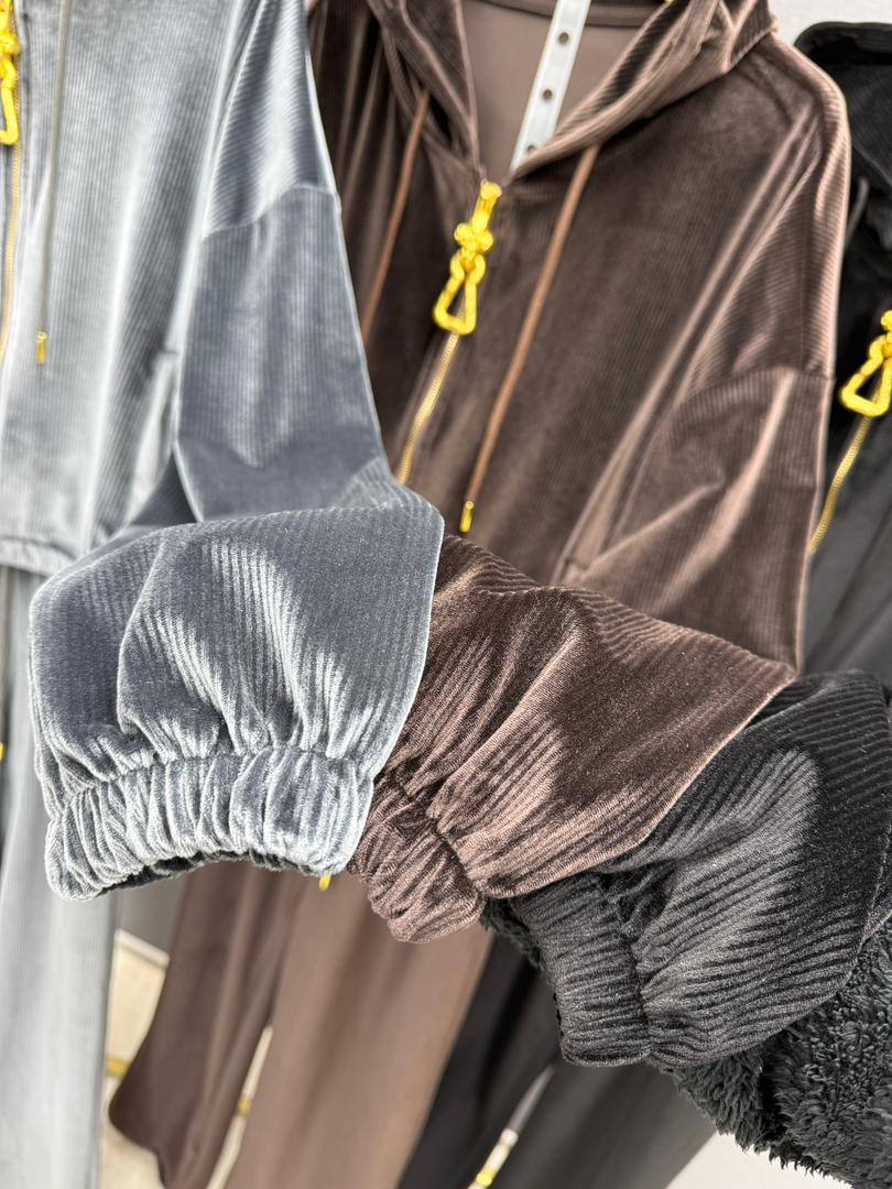Velour Lounge Set
Бархатный костюм: худи на молнии с ка...