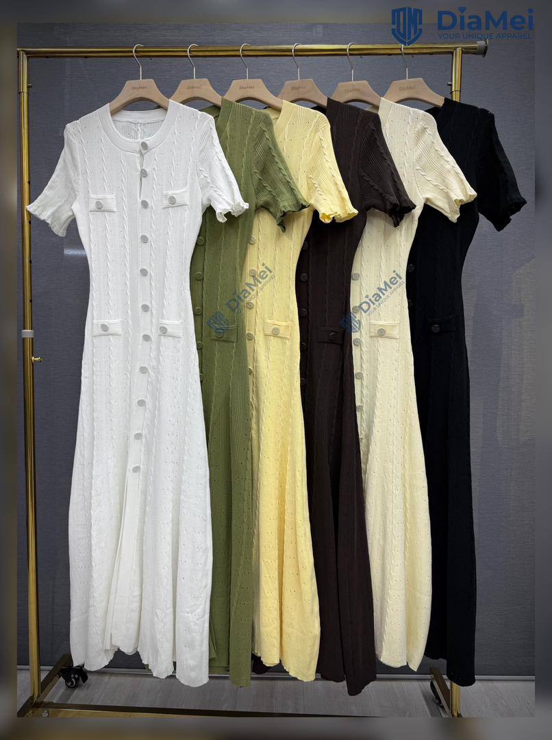 Button Knit Maxi Dress
Трикотажное платье макси на пуго...