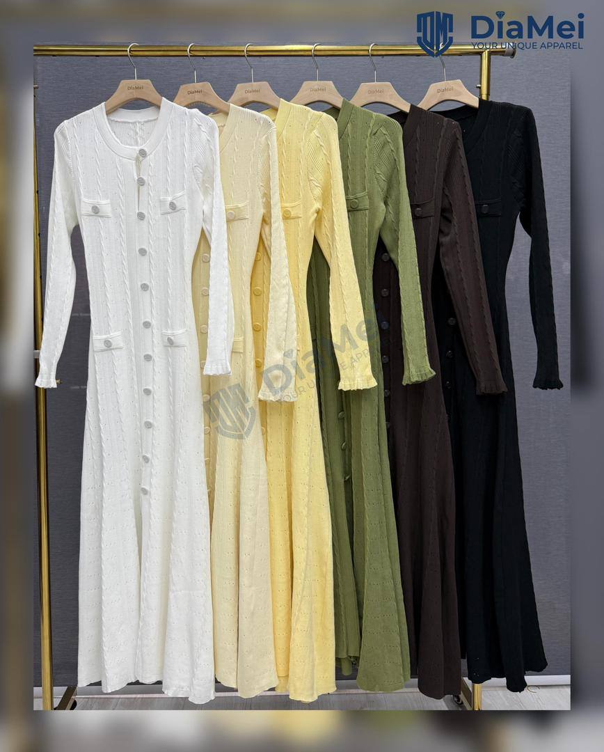 Трикотажное платье макси с фактурной вязкой и декоратив...