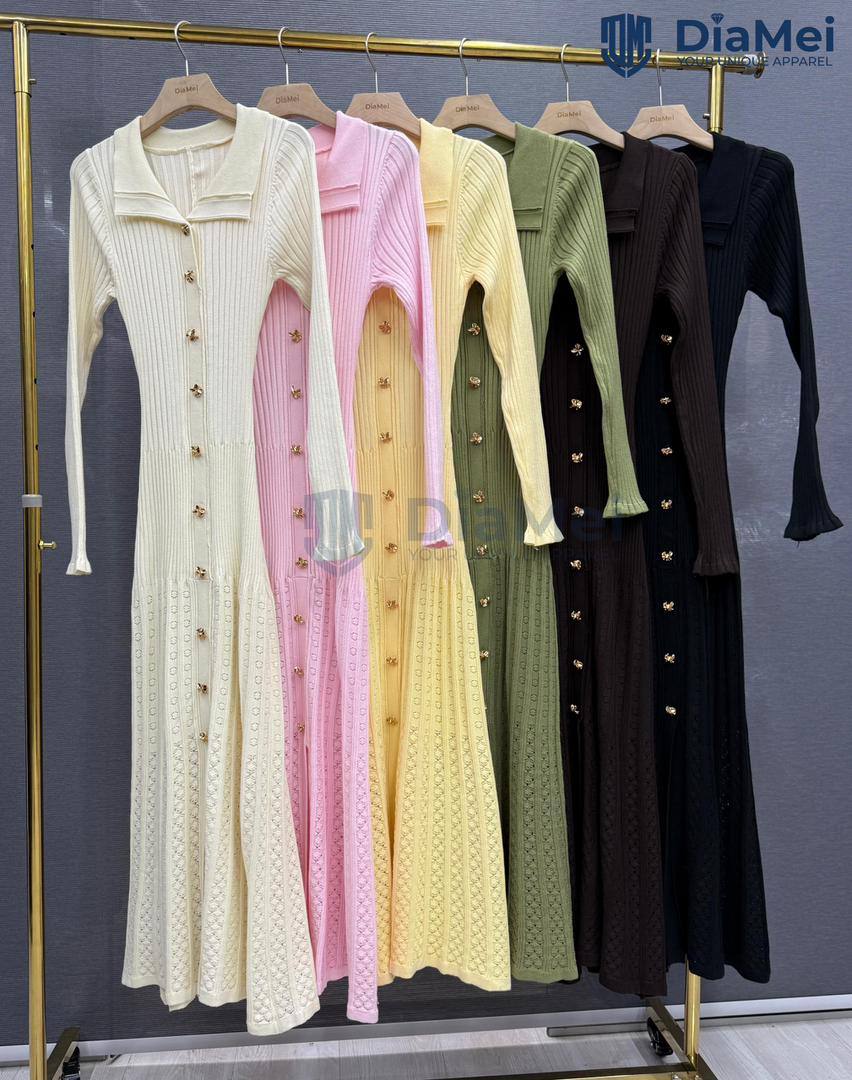 Трикотажное платье макси с фактурной вязкой и декоратив...