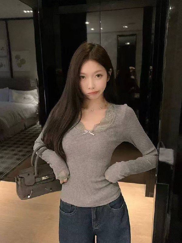 Lace Sweetheart Longsleeve
Нежный лонгслив с кружевом и...