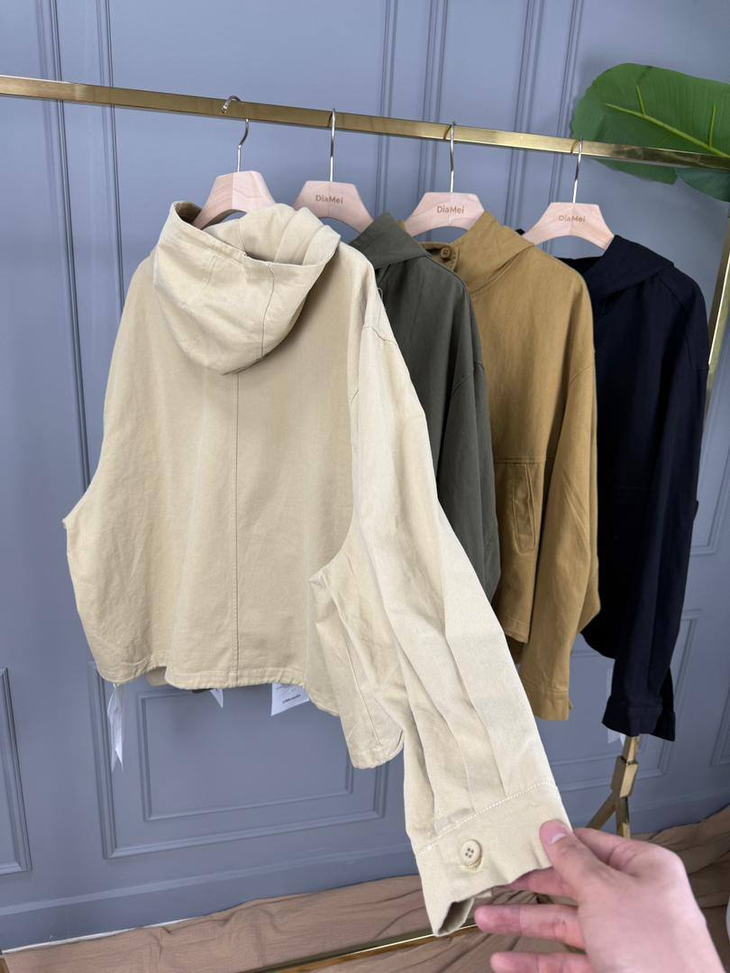 Стильная укороченная ветровка  с капюшоном