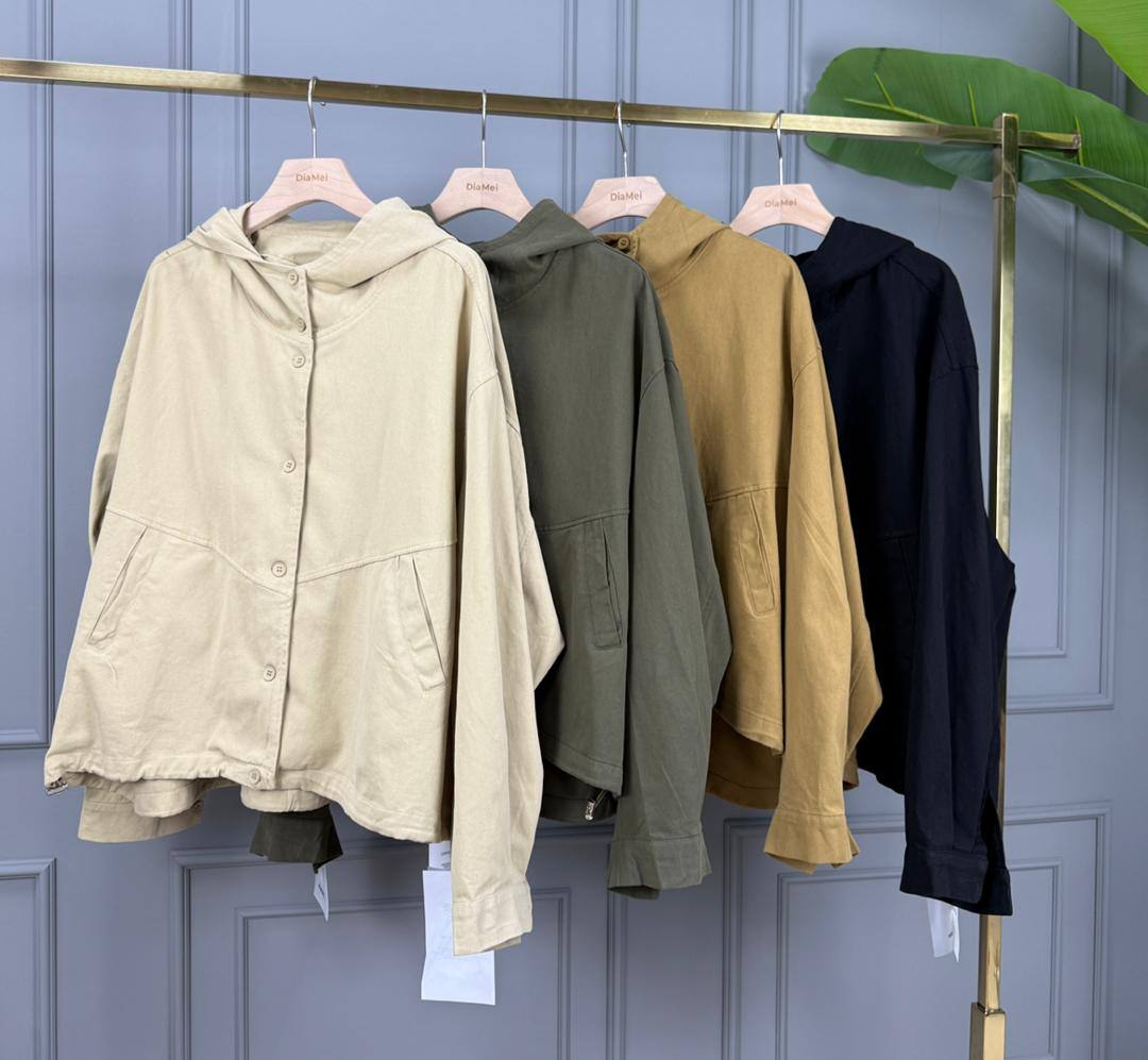 Стильная укороченная ветровка  с капюшоном