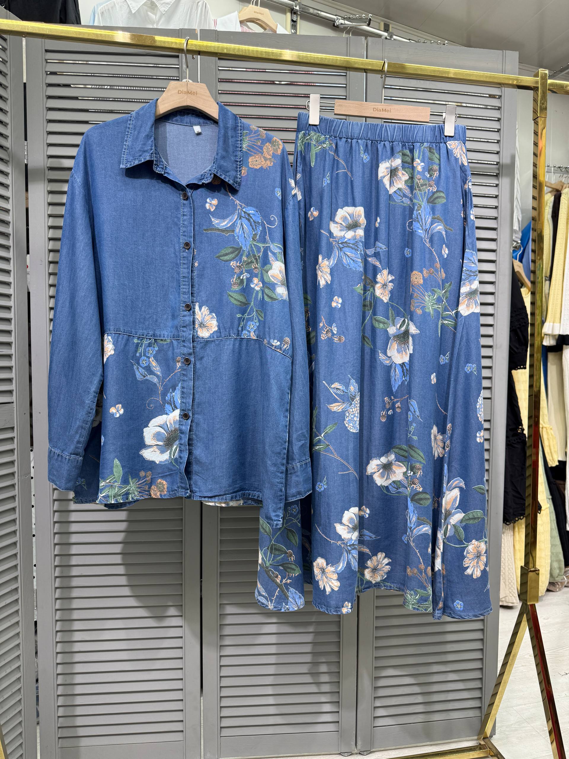 Джинсовые двойки с цветочным принтом