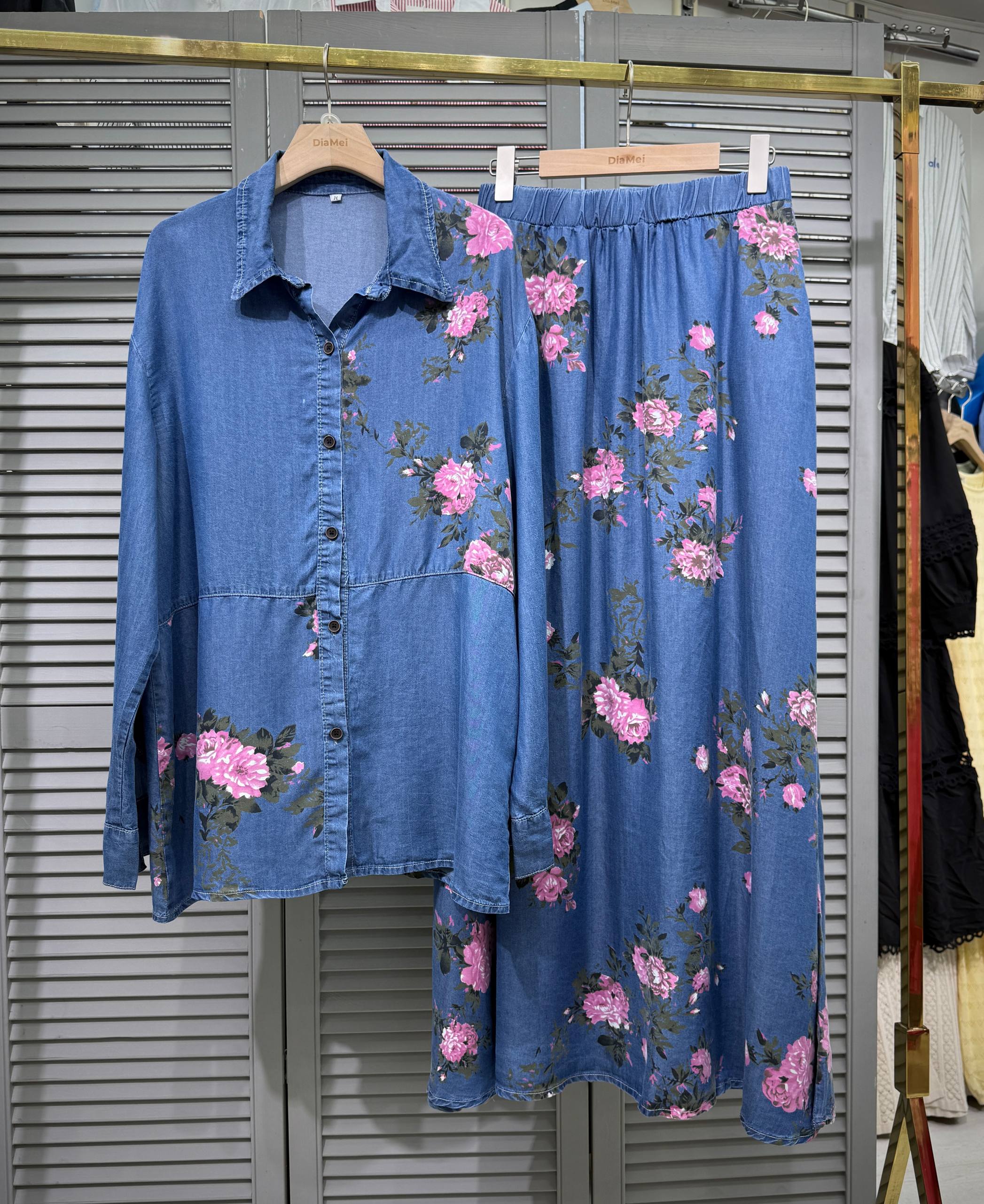 Джинсовые двойки с цветочным принтом