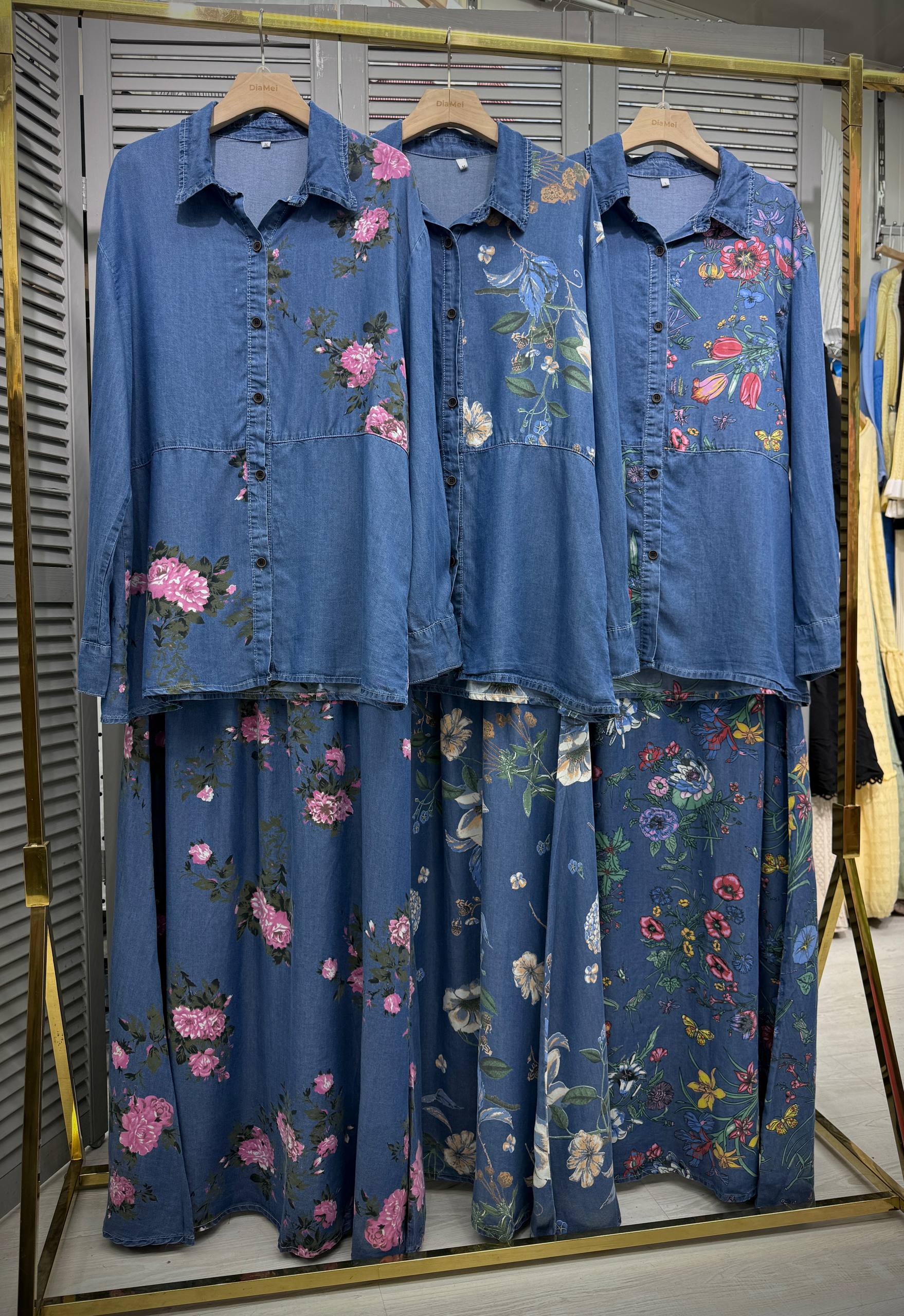 Джинсовые двойки с цветочным принтом