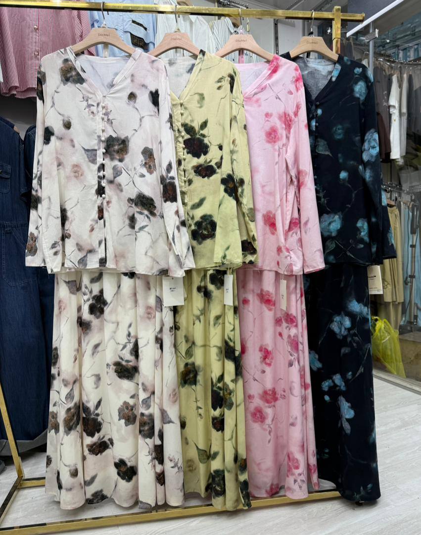 Костюм двойка 
Изысканный комплект с акварельным цветоч...