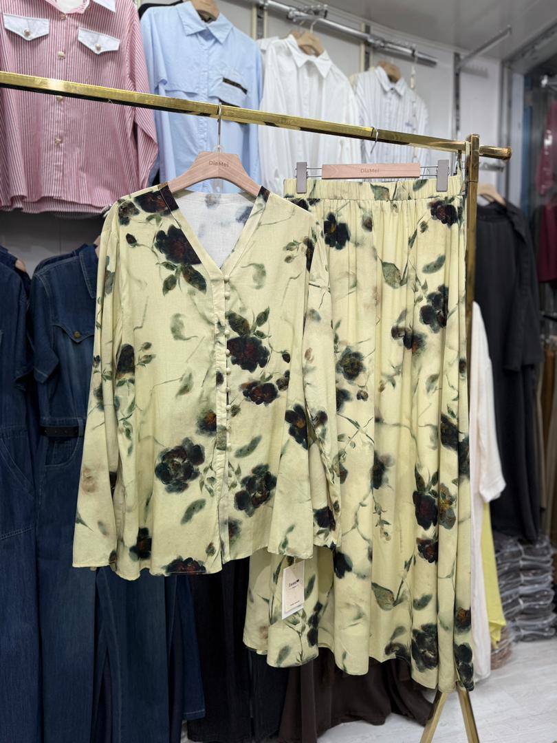 Костюм двойка 
Изысканный комплект с акварельным цветоч...