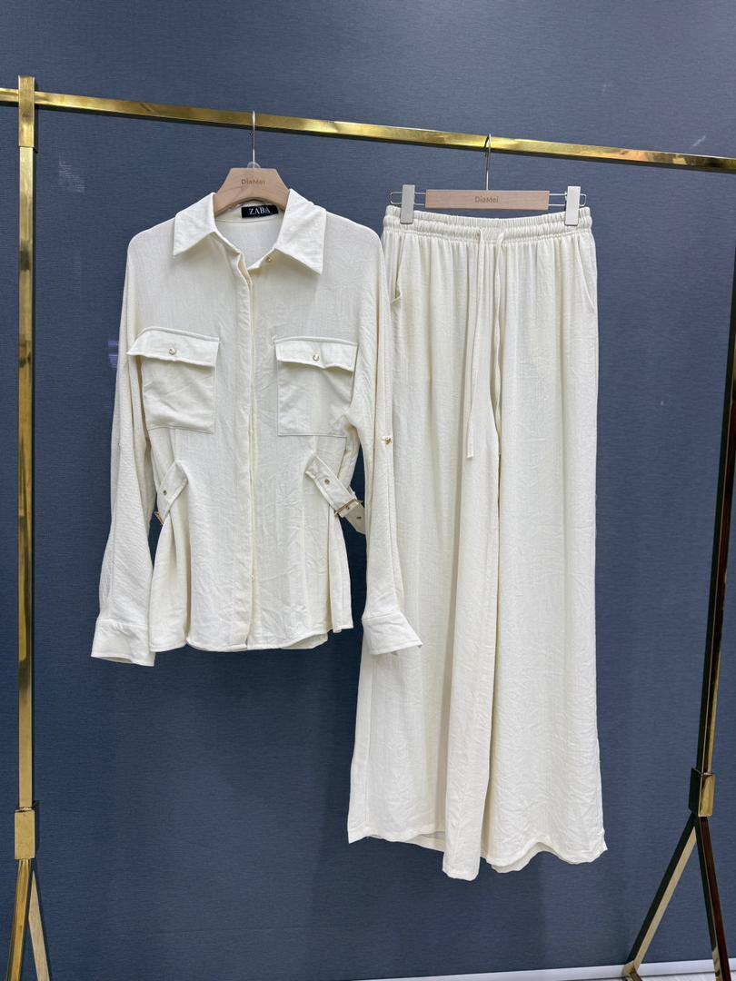 Элегантный костюм-двойка — рубашка с накладными кармана...