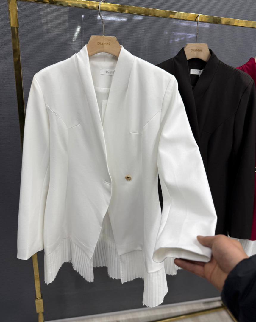 Pleated Hem Blazer
Жакет с плиссированной юбкой-вставко...