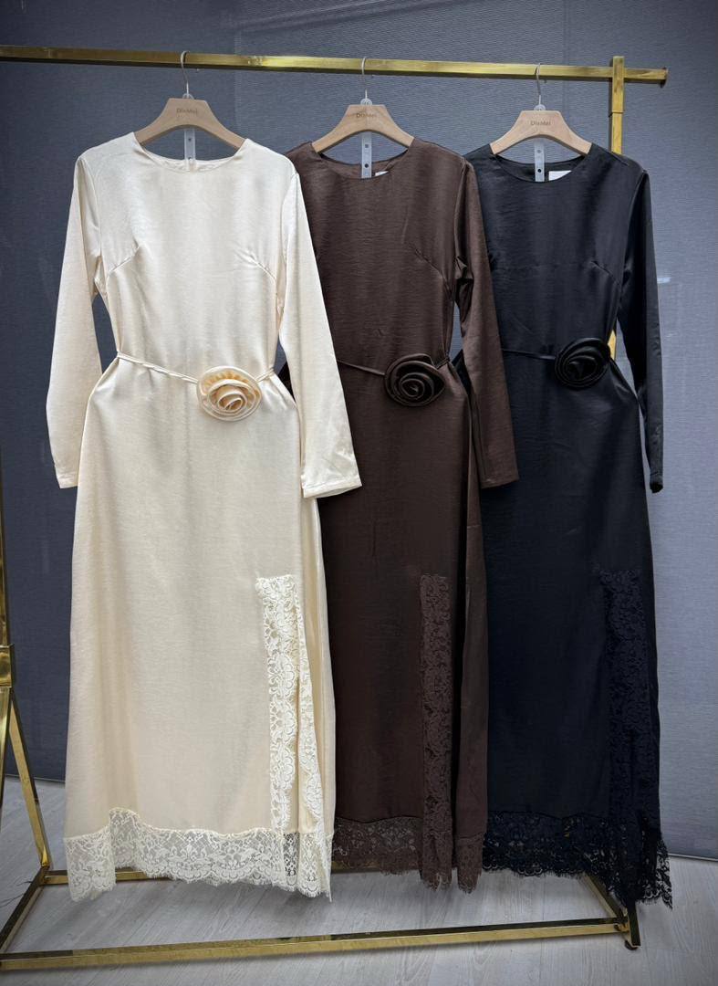 Rose Lace Maxi Dress
Платье макси с кружевной отделкой ...