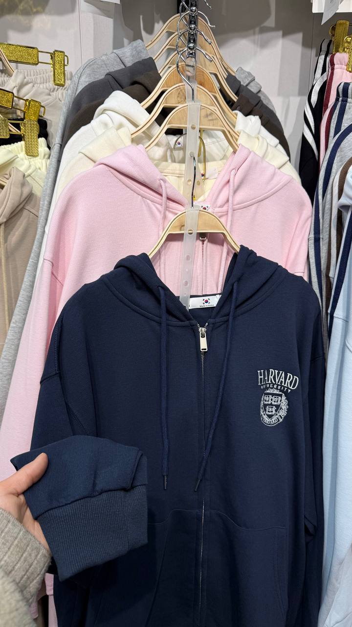 Новинка 💣
Спортивный трендовый костюм с капюшоном самог...