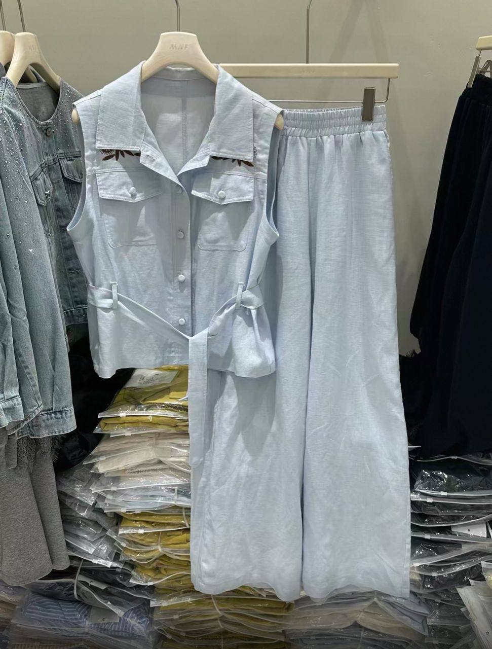 Двойка 
42-44размер
Белый/бордо/айвори/красный
200штук-...