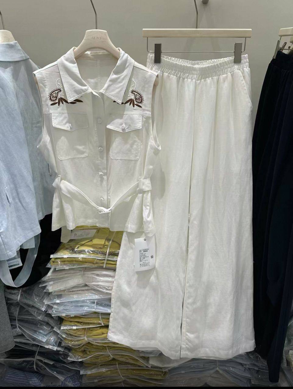 Двойка 
42-44размер
Белый/бордо/айвори/красный
200штук-...