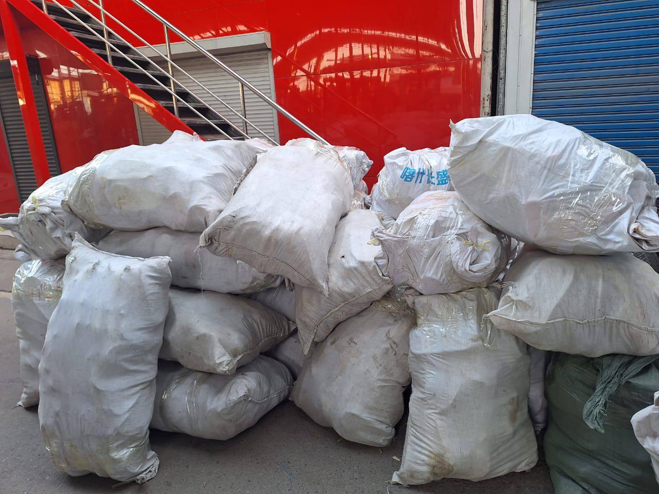 Количество 2300 шт 
Размеры 41-45
Цена 75 сом