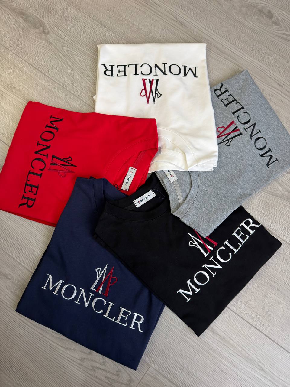 Футболка Moncler — просто и со вкусом
Базовая, но с хар...