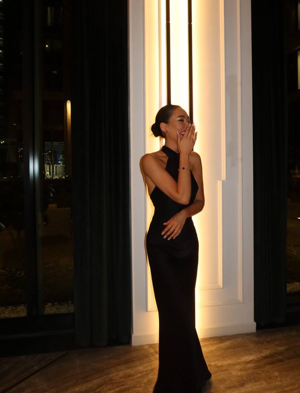 Элегантное вечернее платье ✨
Ткань: шелк
Очень женствен...