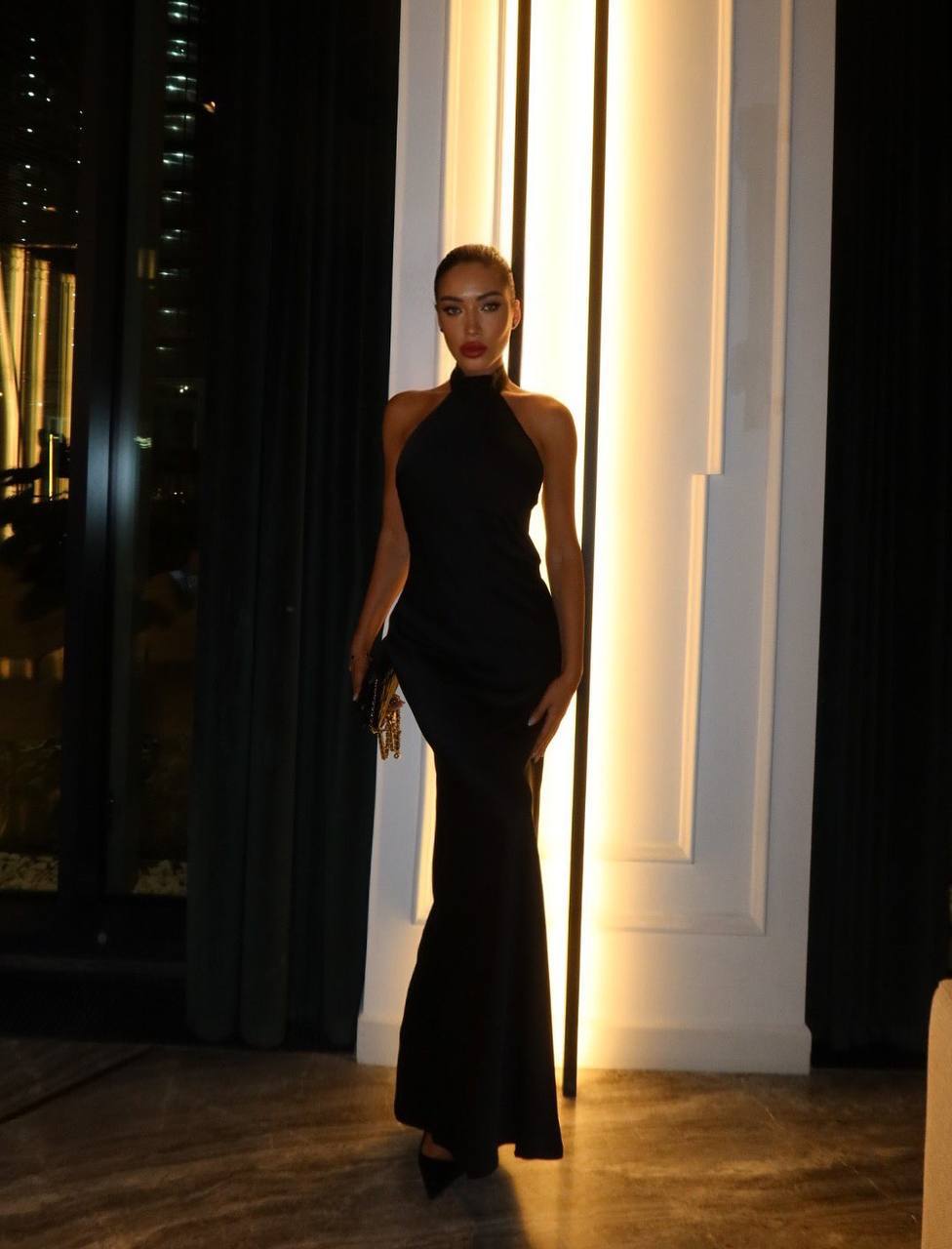 Элегантное вечернее платье ✨
Ткань: шелк
Очень женствен...