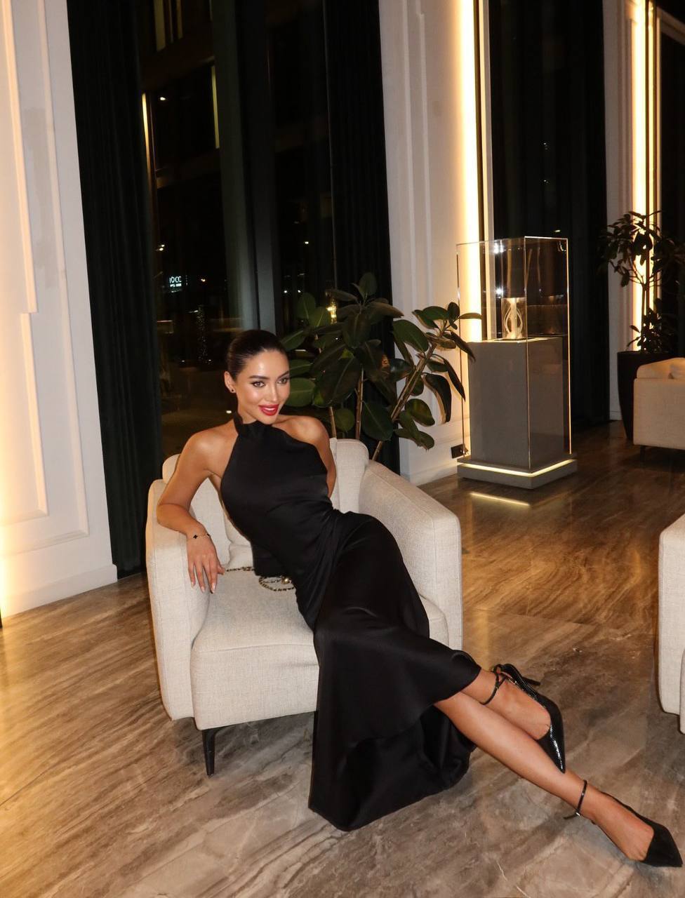 Элегантное вечернее платье ✨
Ткань: шелк
Очень женствен...