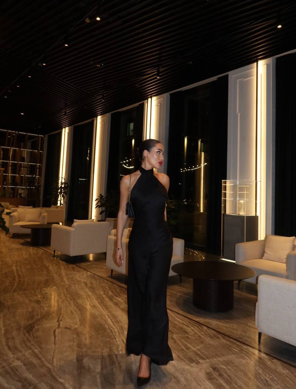 Элегантное вечернее платье ✨
Ткань: шелк
Очень женствен...