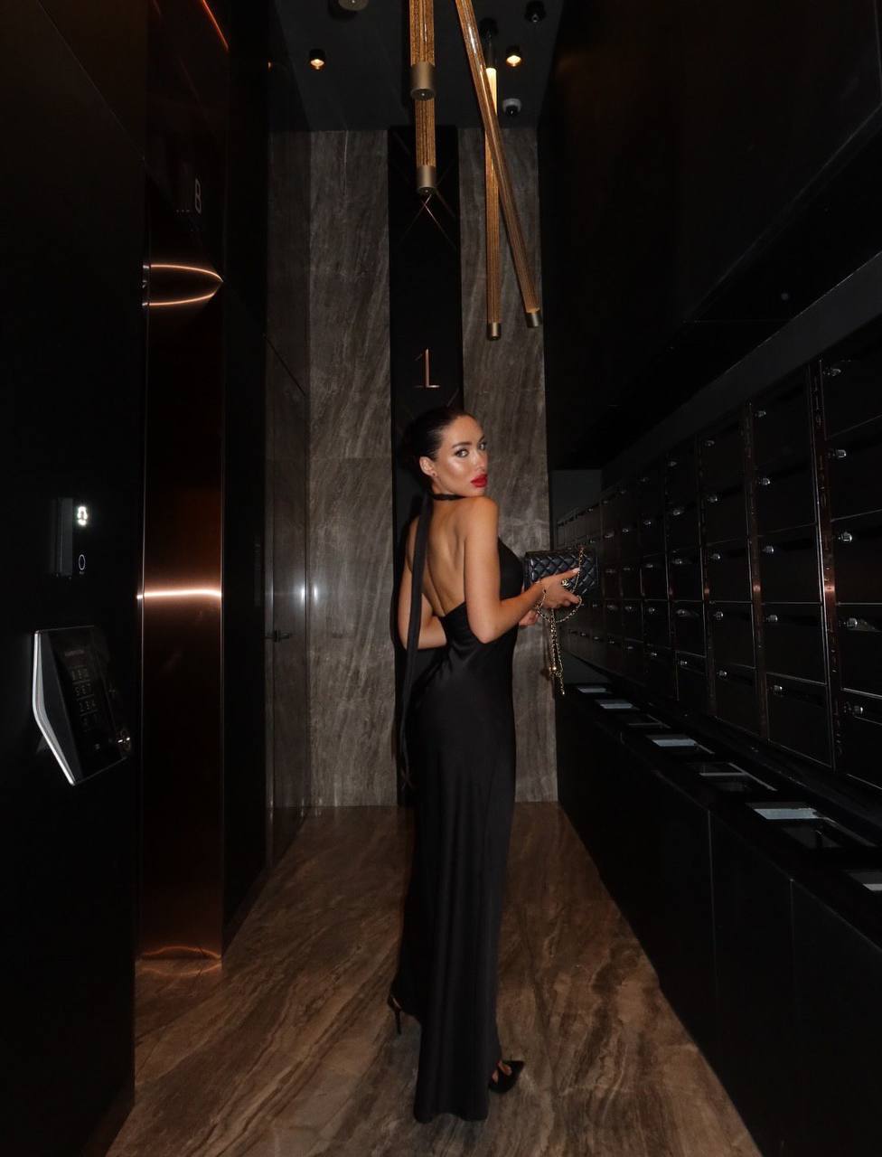 Элегантное вечернее платье ✨
Ткань: шелк
Очень женствен...