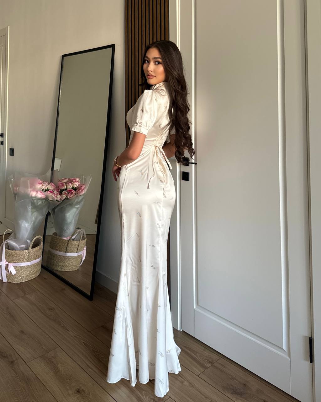 Платье “Капелька”
Лёгкое и женственное, с мягким блеско...