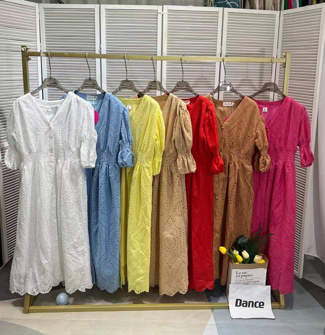 Платье 👗 
Количество 1000 шт +- 
Размеры стандарт 
Цена...