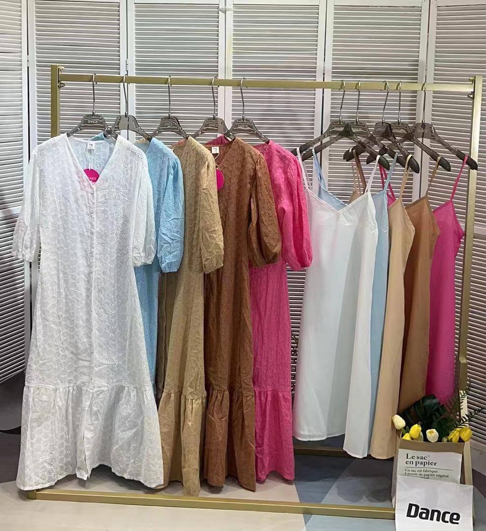 Платье 👗 
Количество 1000 шт +- 
Размеры стандарт 
Цена...
