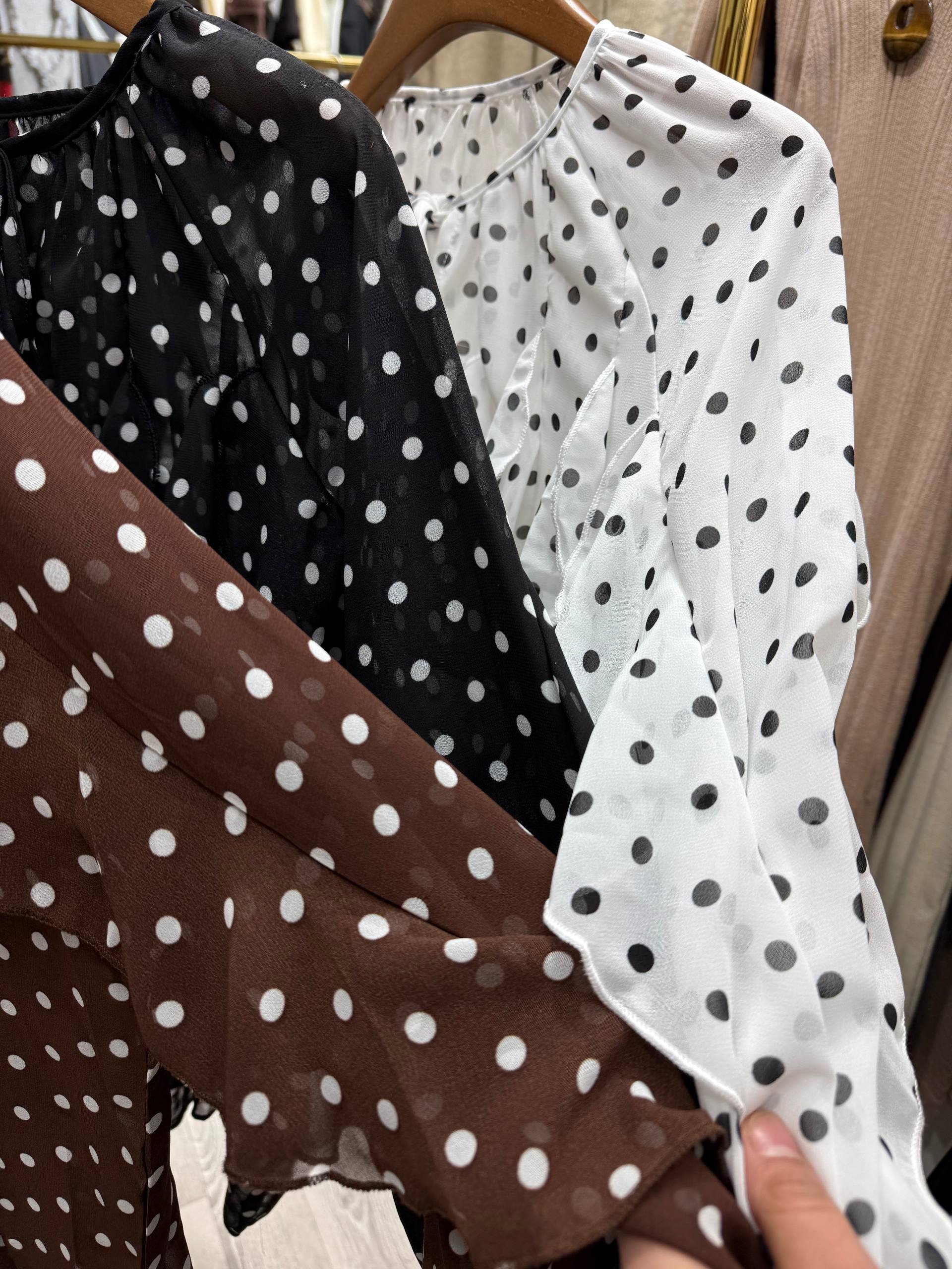 Элегантная блузка в горох в универсальных цветах: корич...