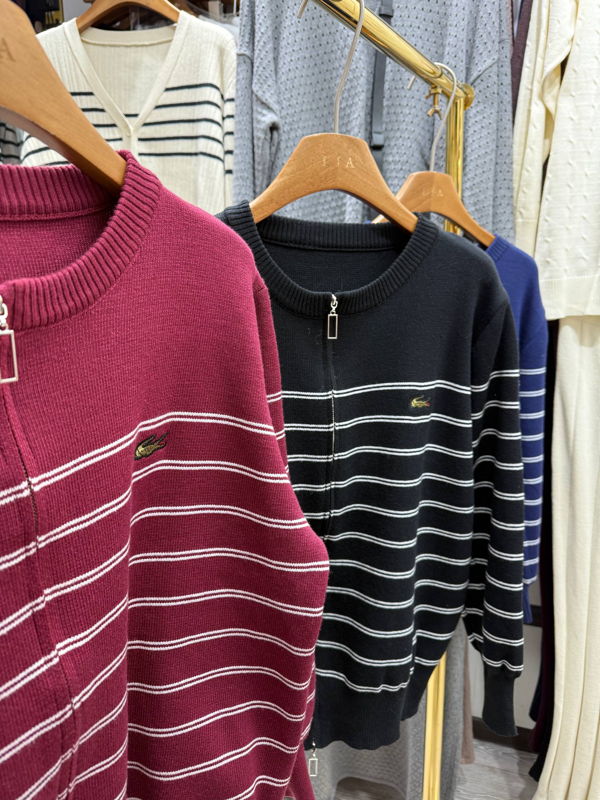 Стильные полосатые кофты с молнией