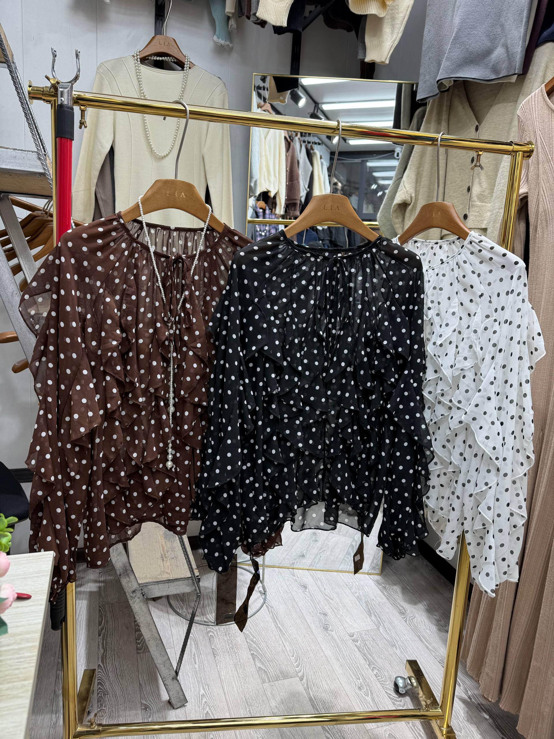 Элегантная блузка в горох в универсальных цветах: коричневый, чёрный и белый — идеальный вариант для любого случая.