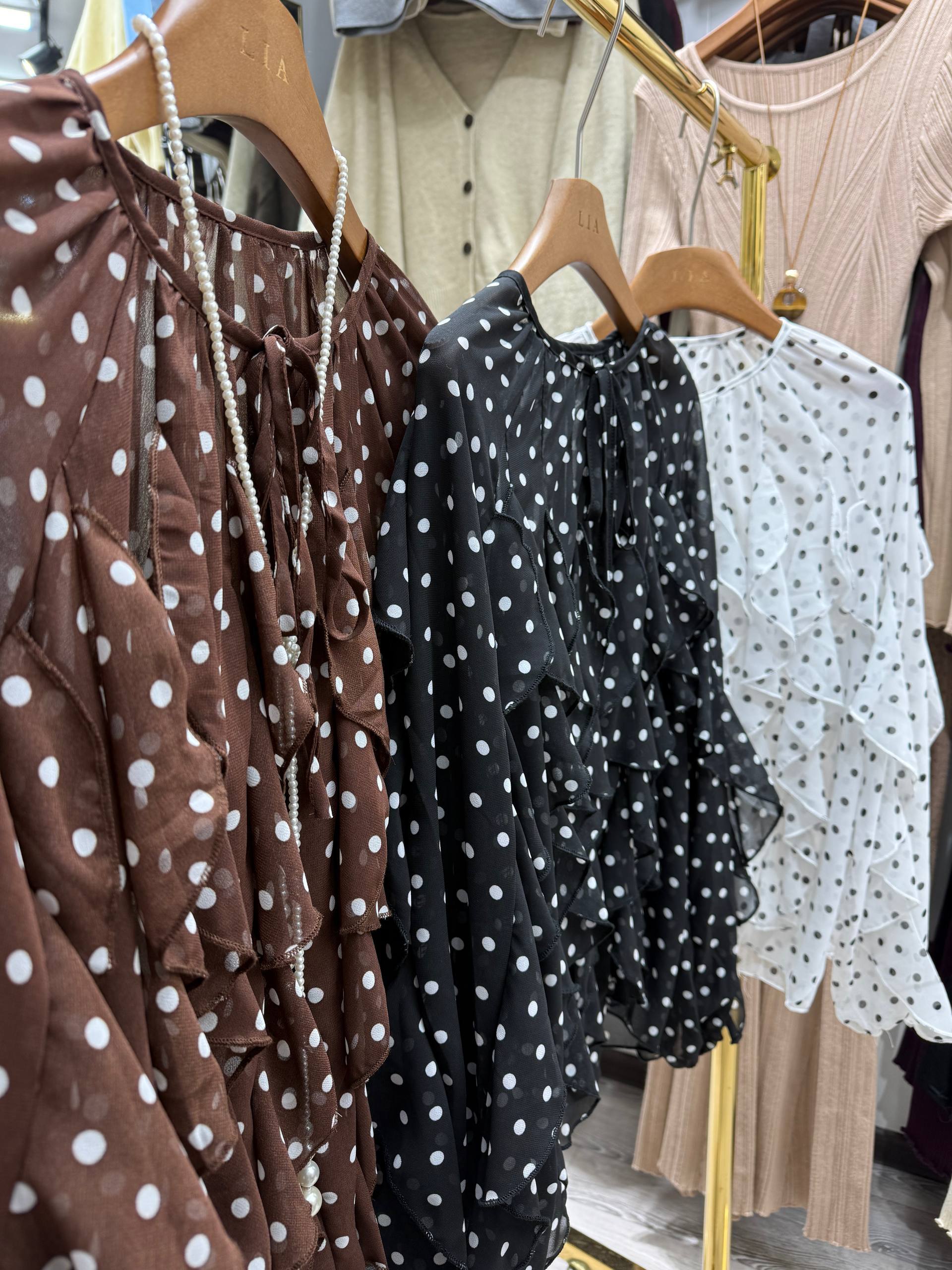 Элегантная блузка в горох в универсальных цветах: коричневый, чёрный и белый — идеальный вариант для любого случая.