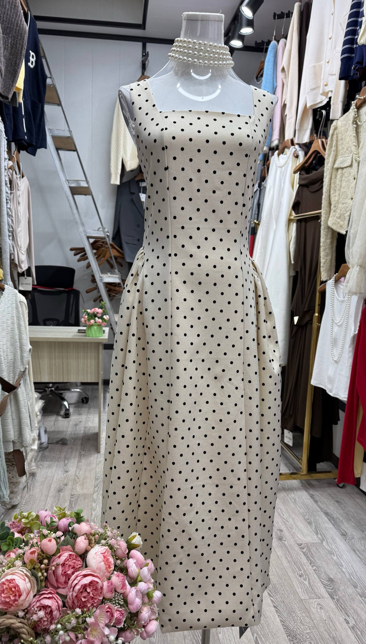 Элегантное платье в классическом стиле — идеальный выбор для создания утончённого и женственного образа.