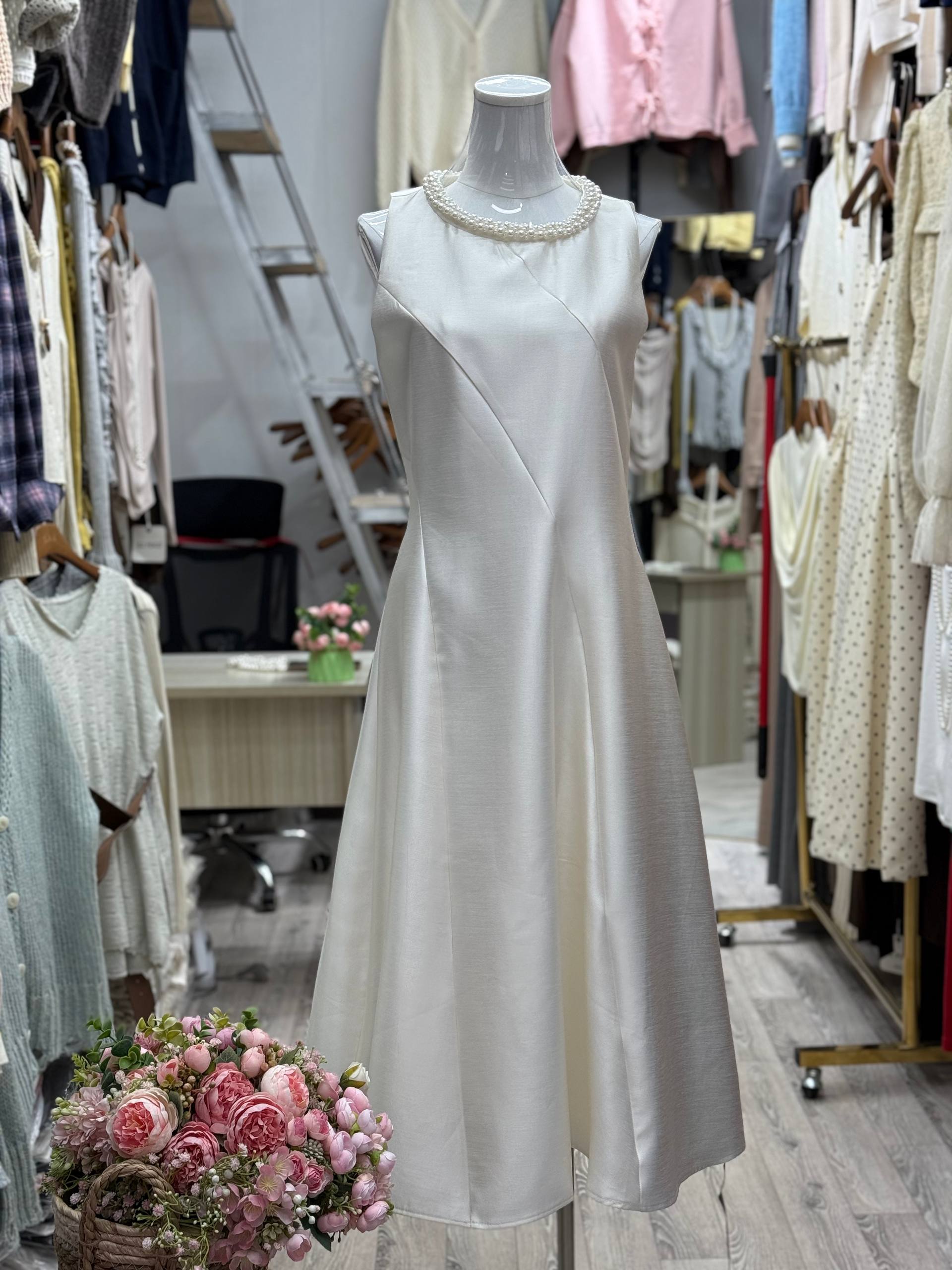 Изящное платье в минималистичном стиле — воплощение элегантности и утончённого вкуса.