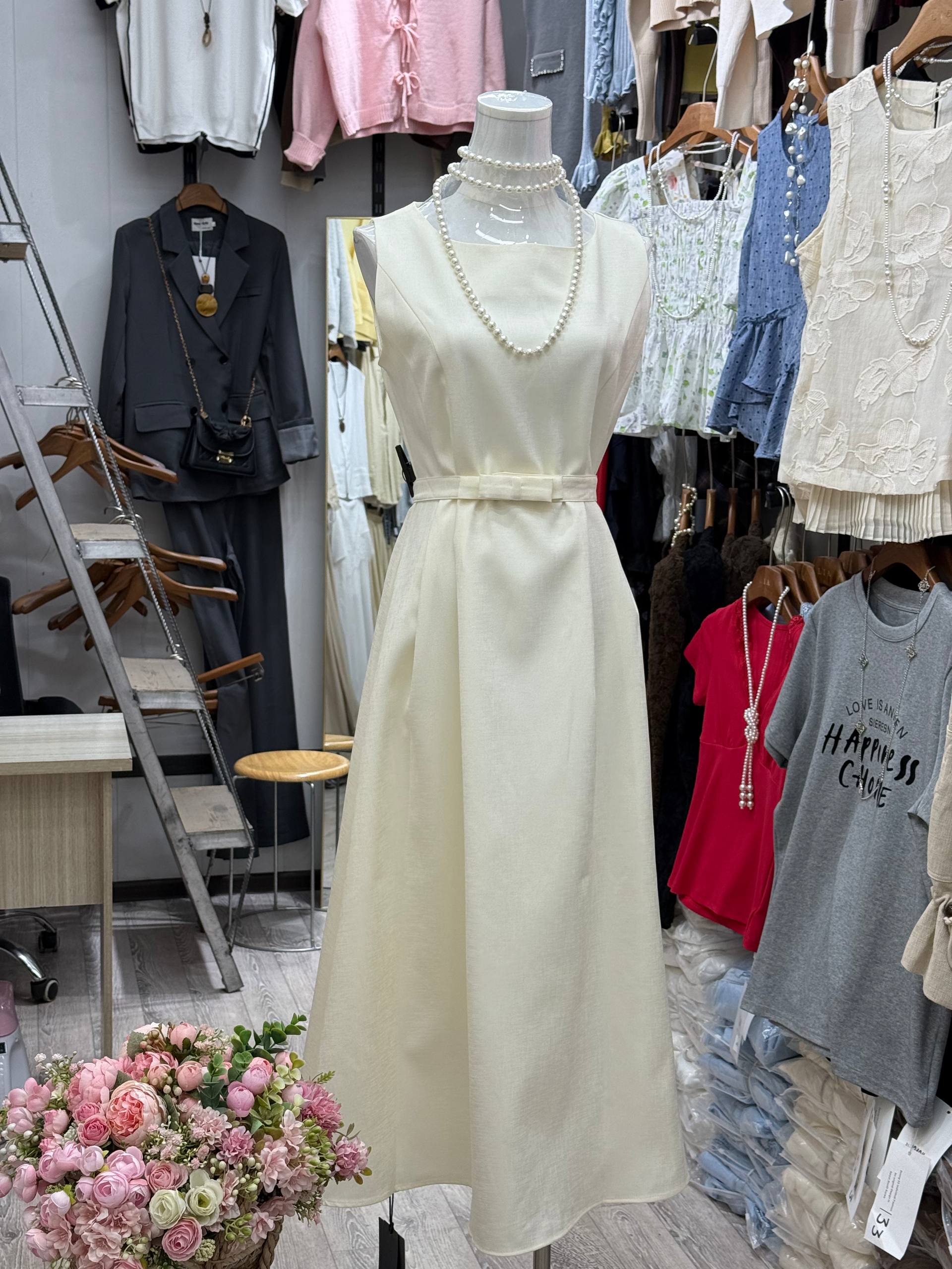 Элегантность в каждой детали 🤍
Платье, которое подчёрки...