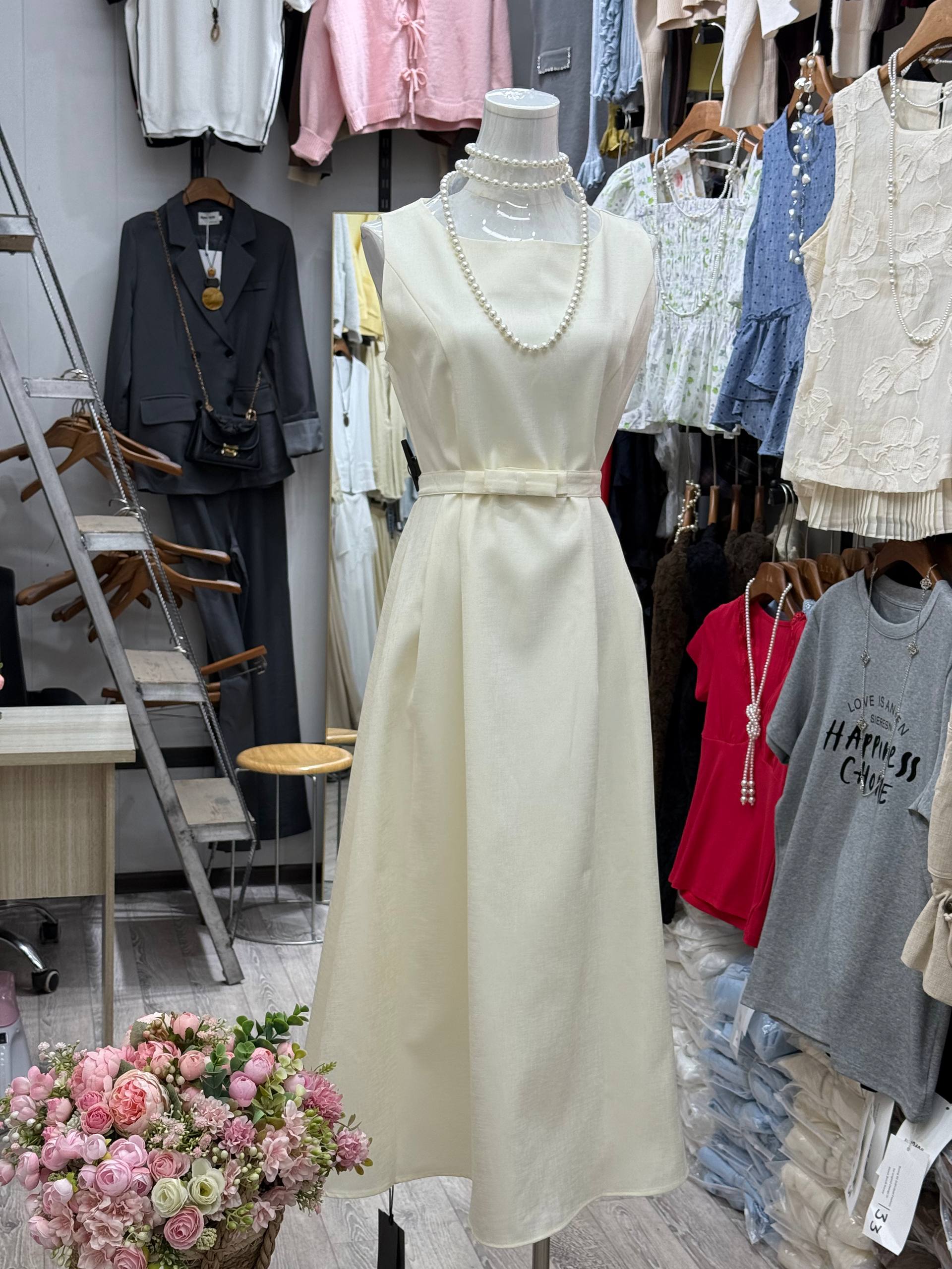 Элегантность в каждой детали 🤍
Платье, которое подчёрки...