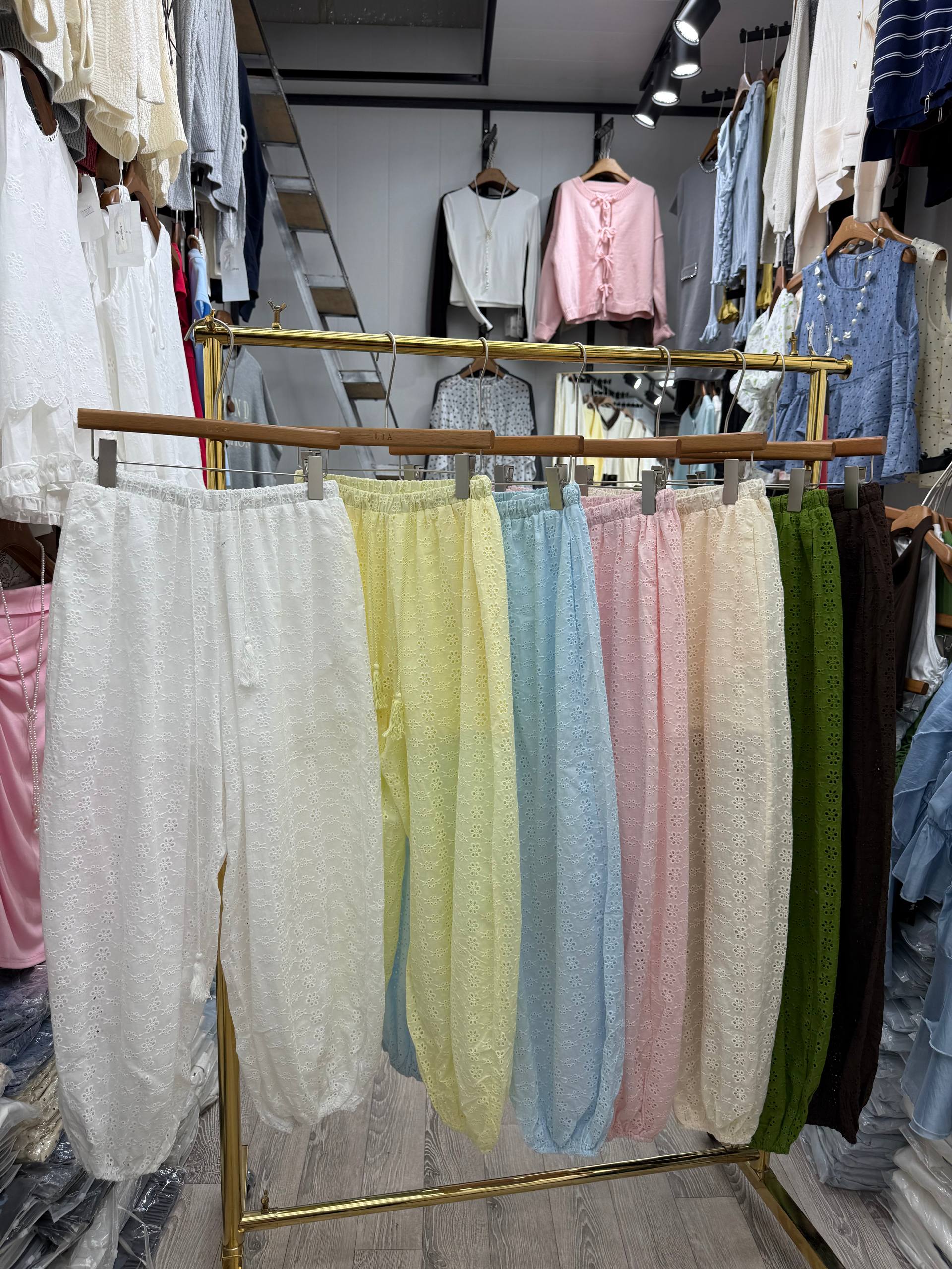 Нежные кружевные аладдин с эластичным поясом 🌿
Размер: ...