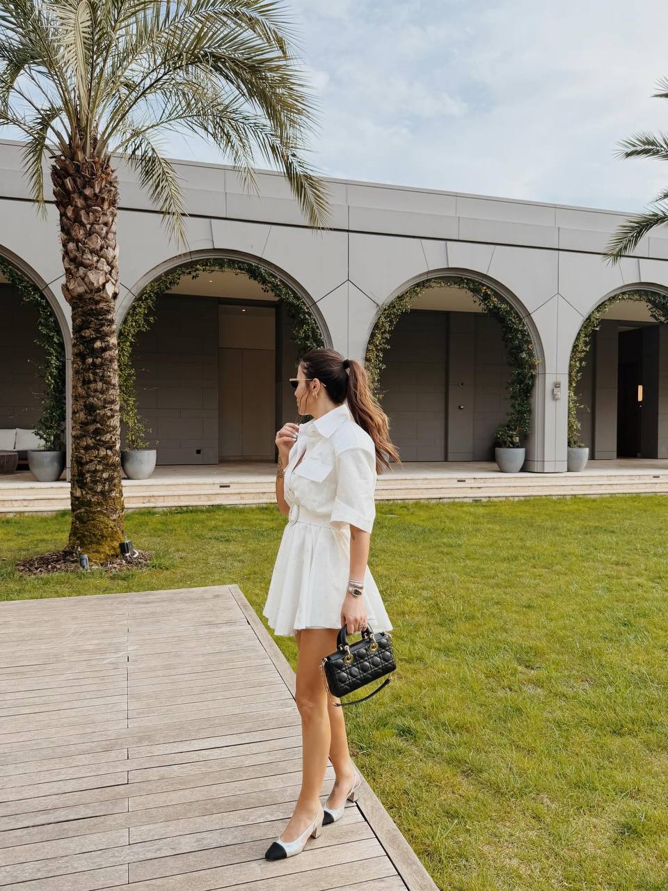 Белое платье с акцентом на талию — воплощение элегантно...