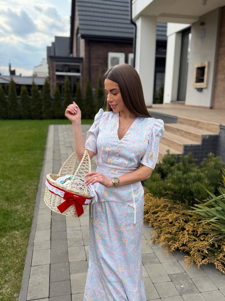 Белое платье с акцентом на талию — воплощение элегантно...