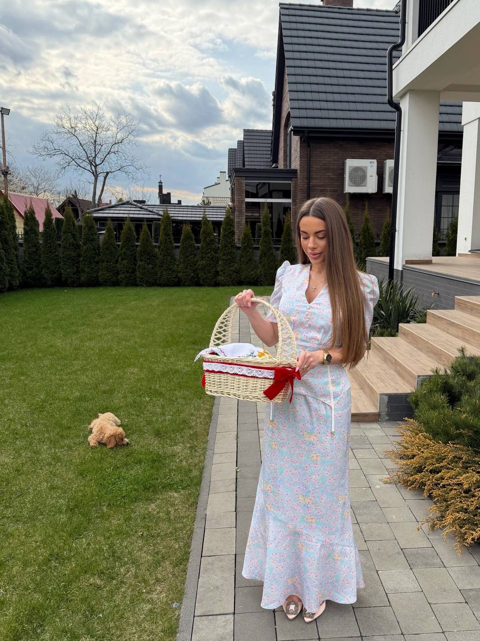 Белое платье с акцентом на талию — воплощение элегантно...