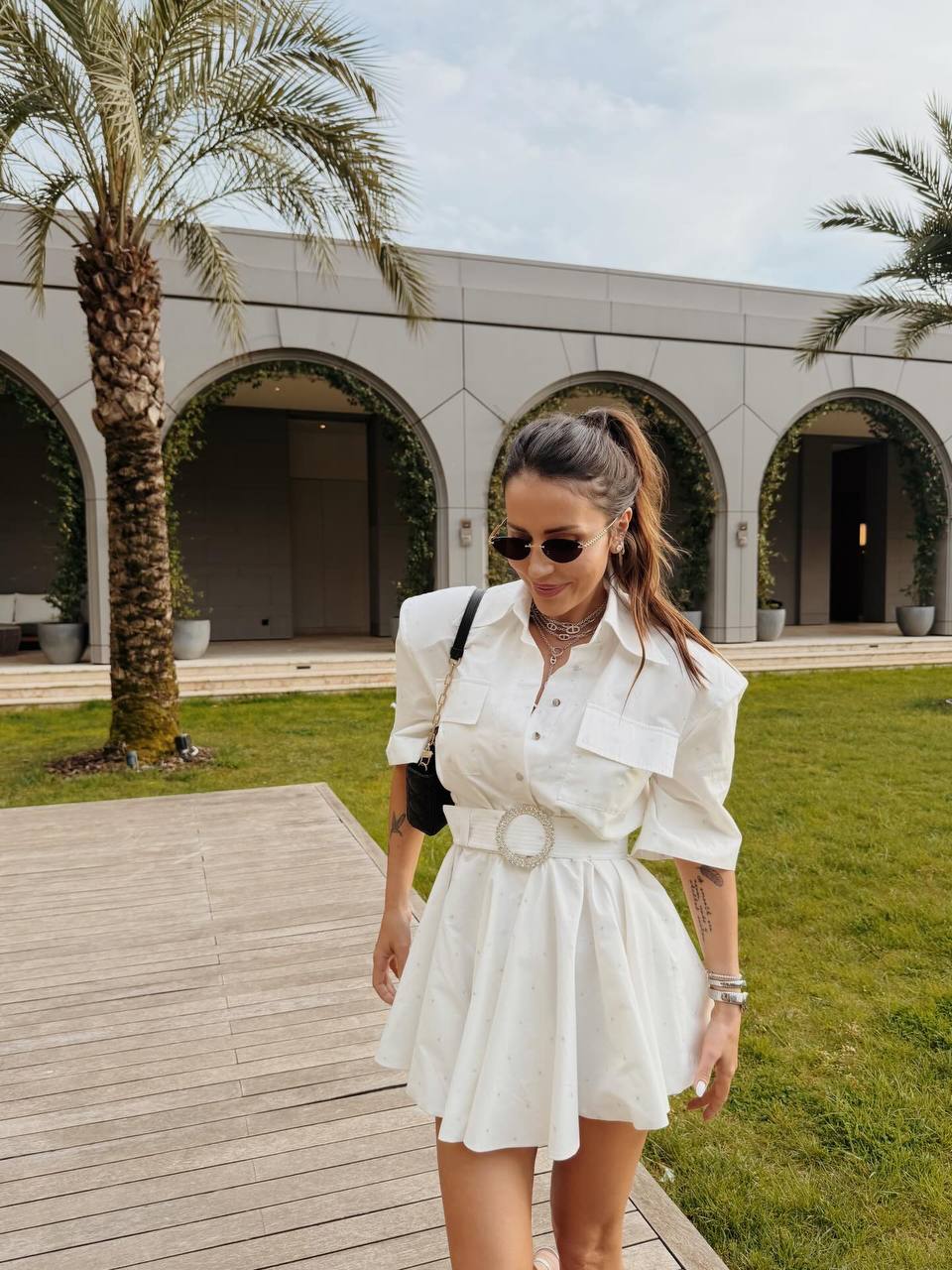 Белое платье с акцентом на талию — воплощение элегантно...