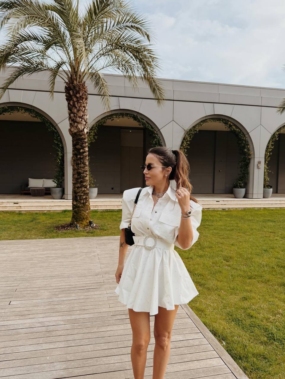 Белое платье с акцентом на талию — воплощение элегантно...