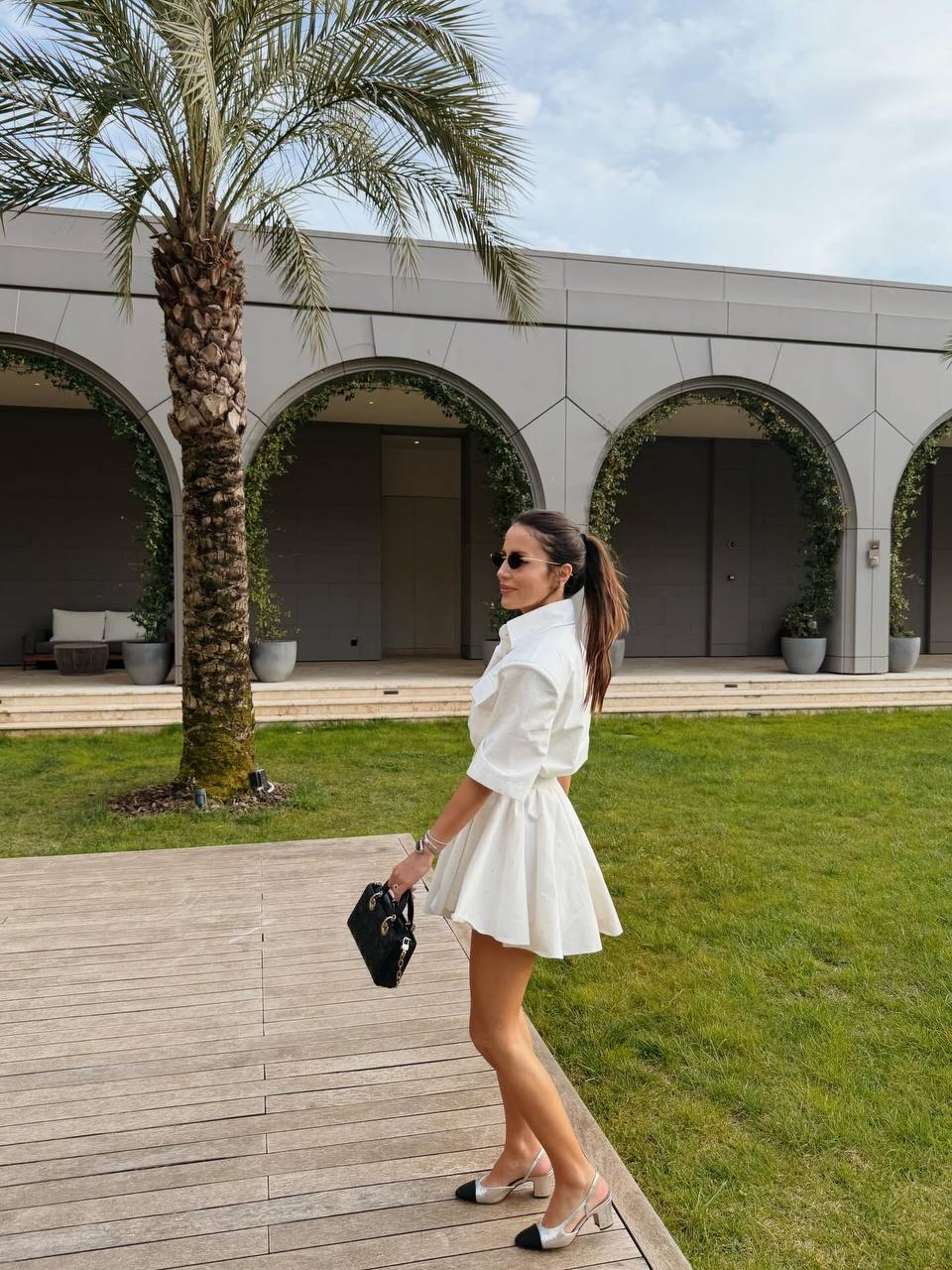 Белое платье с акцентом на талию — воплощение элегантно...