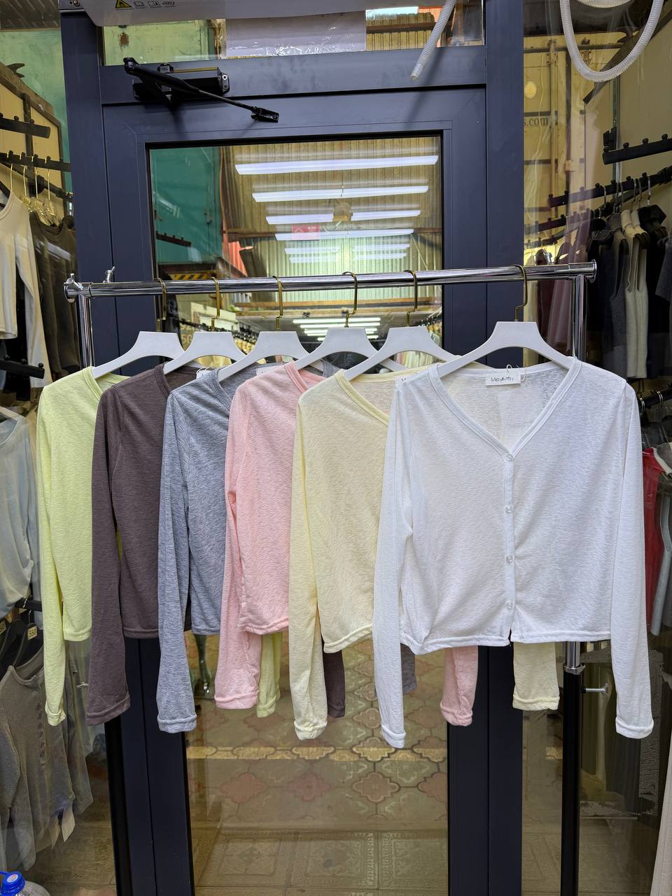 Шикарная лёгкая накидка для весенних образов 🌸
Невесома...