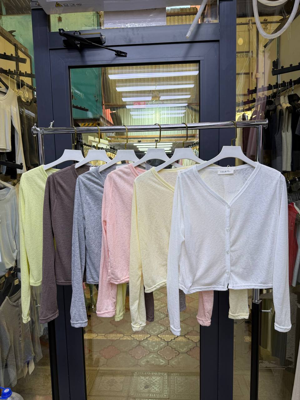 Шикарная лёгкая накидка для весенних образов 🌸
Невесома...