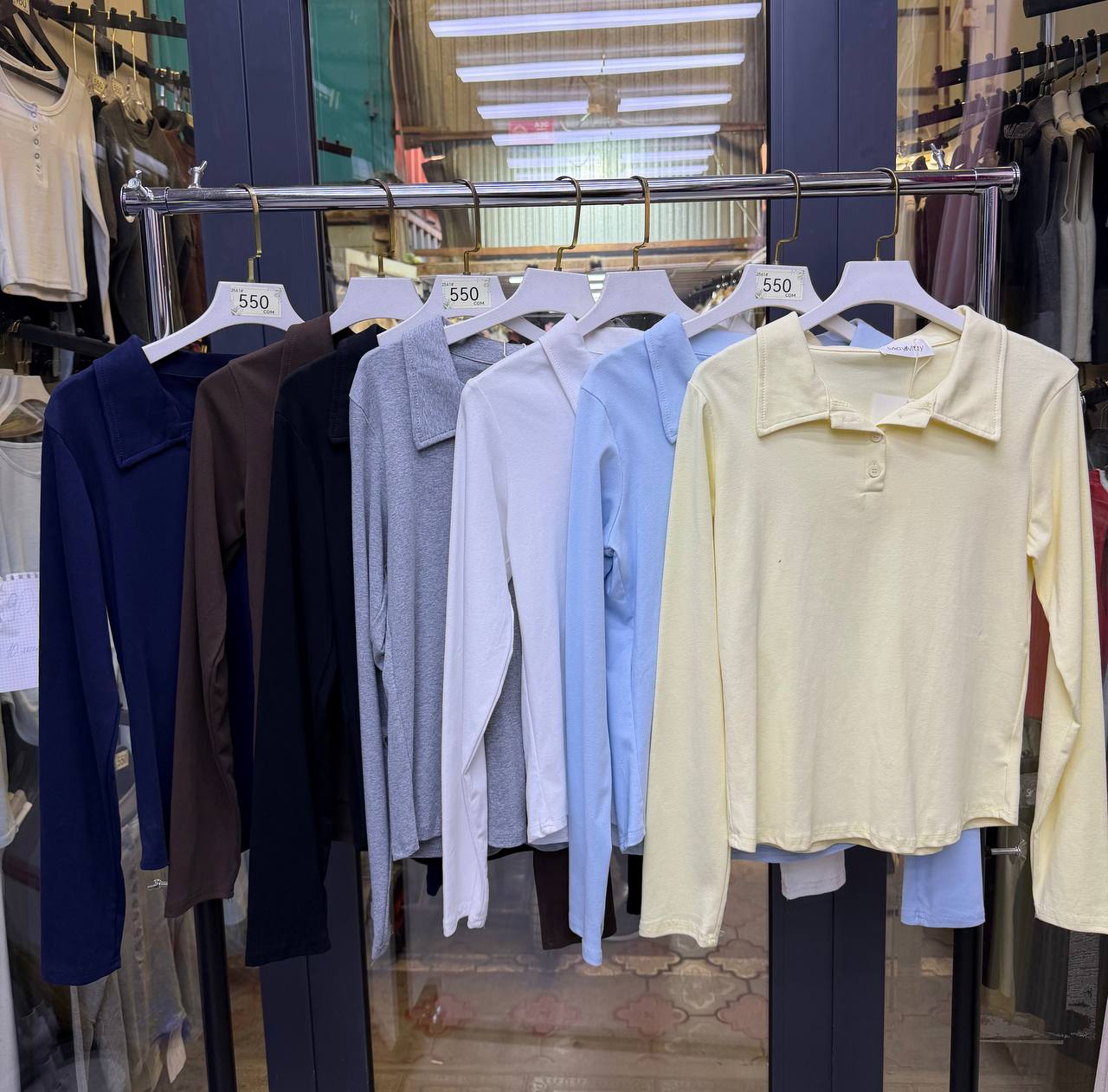 Лёгкий лонгслив с воротником — идеальный вариант на вес...