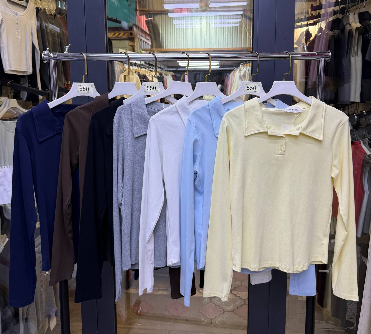 Лёгкий лонгслив с воротником — идеальный вариант на вес...