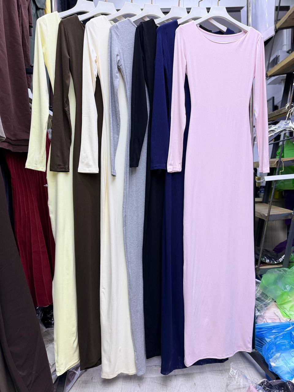 Платье в пол облегающее 👗
Элегантное длинное платье с д...