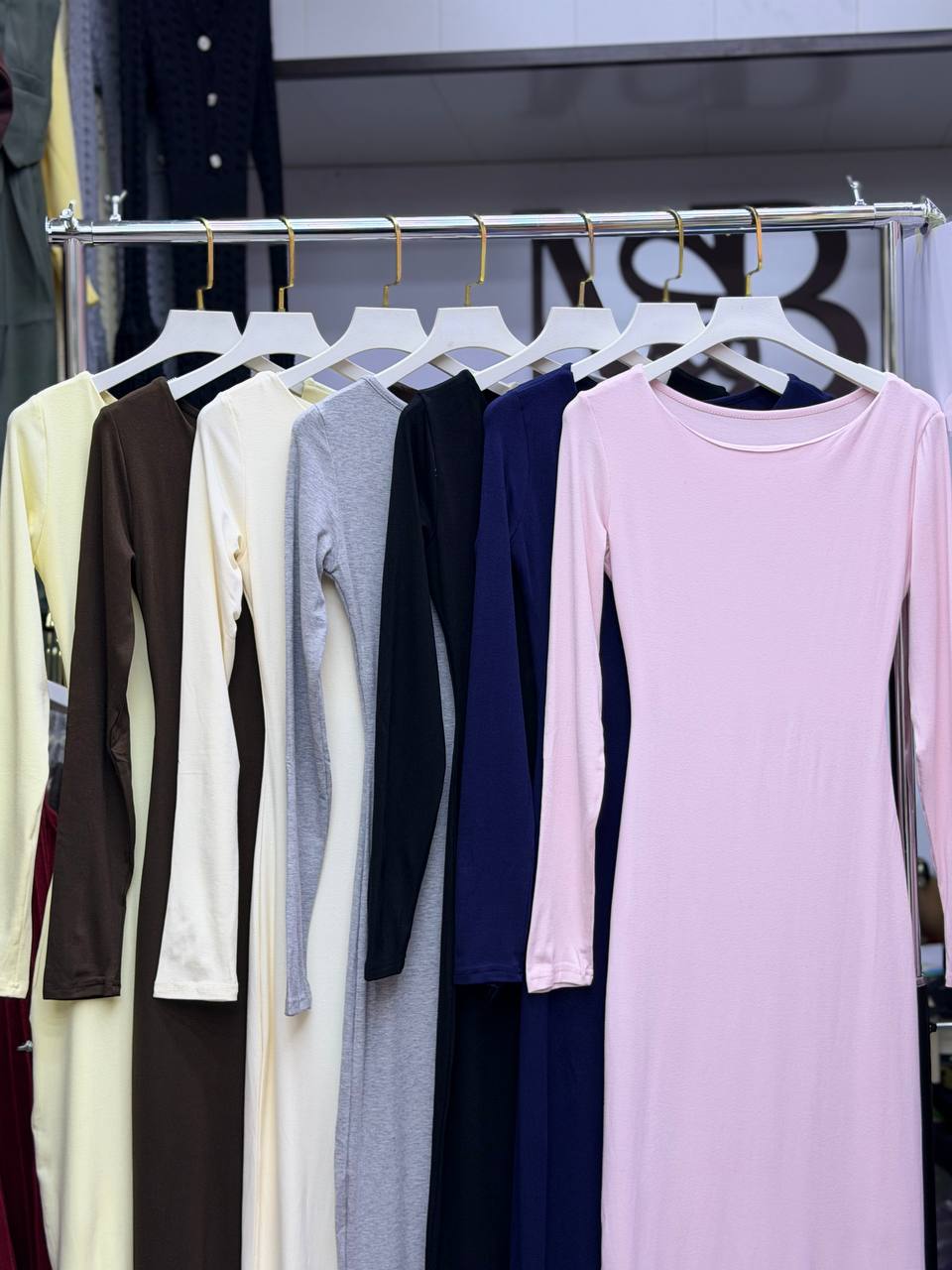 Платье в пол облегающее 👗
Элегантное длинное платье с д...