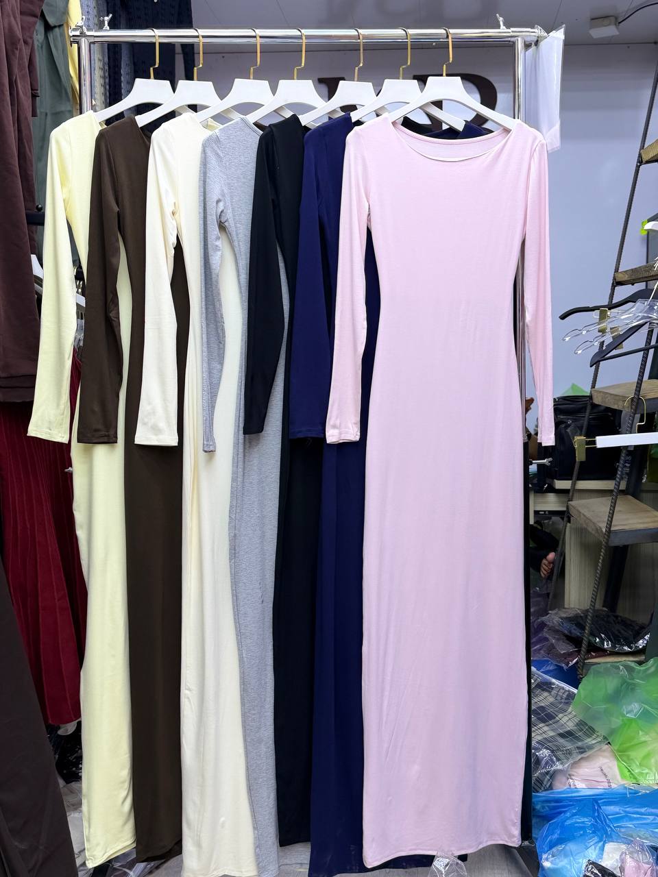 Платье в пол облегающее 👗
Элегантное длинное платье с д...